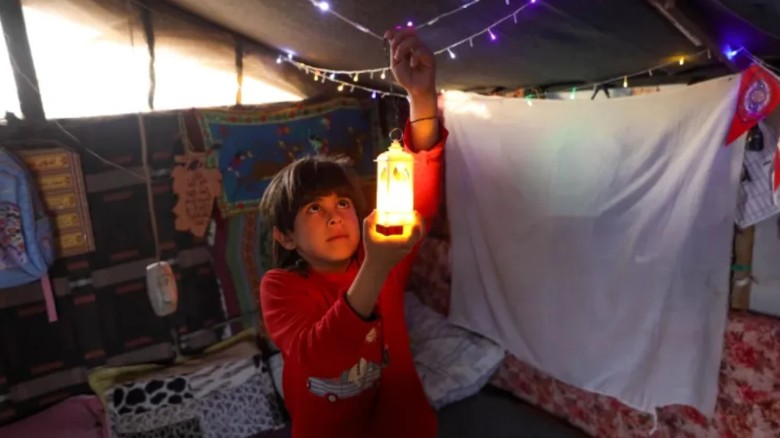 যুদ্ধের আশঙ্কার মাঝেও রমজানকে স্বাগত গাজাবাসীর