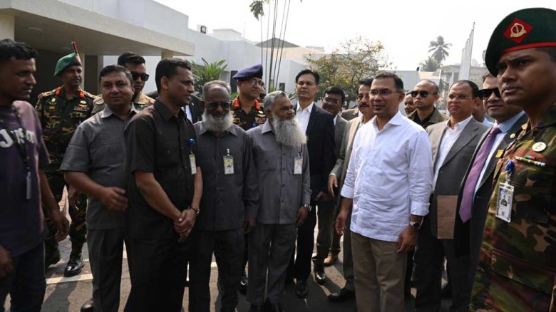 কার্যালয়ের পুরনো কর্মচারীদের কাছে ডেকে কথা বললেন প্রধানমন্ত্রী